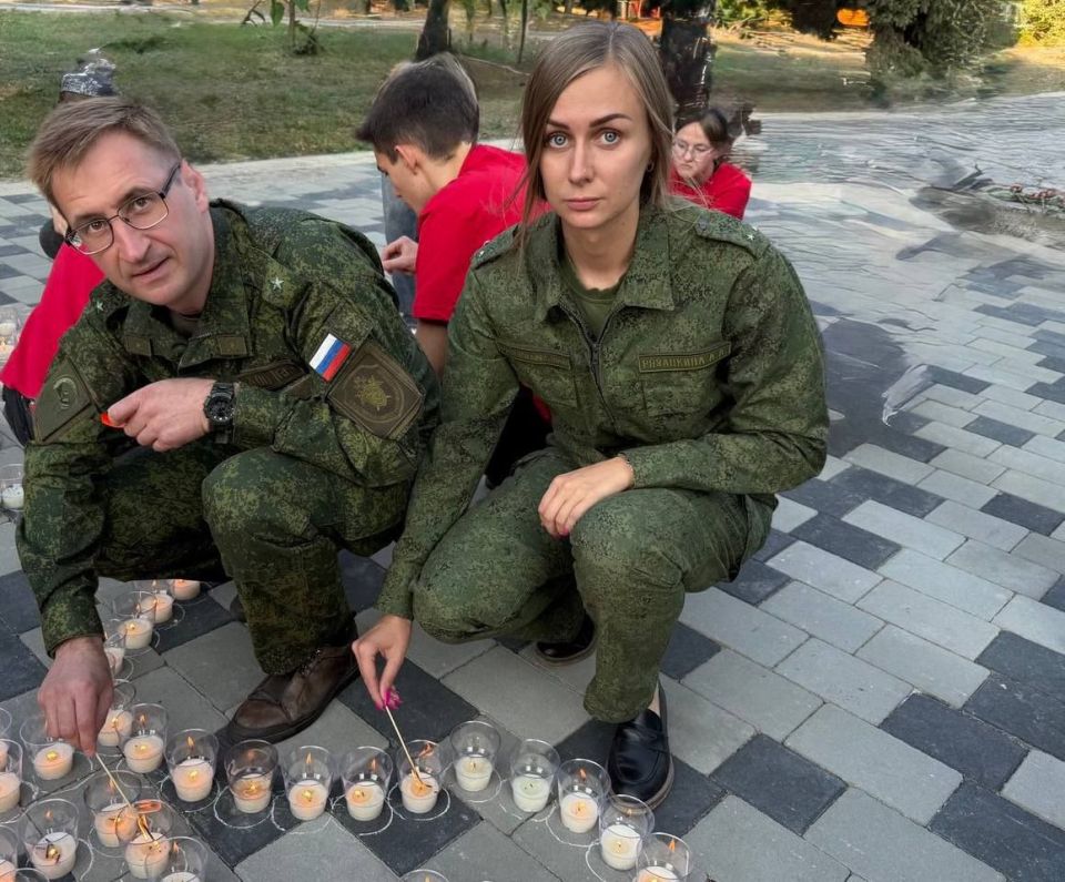 Офицеры следственного управления приняли участие в акции «Свеча Памяти» в городе Геническе Офицеры следственного управления приняли участие в акции «Свеча Памяти» в городе Геническе