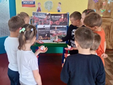 В преддверии Дня памяти и скорби в детских садах Новотроицкого муниципального округа прошли тематические мероприятия, посвящённые героям и событиям Великой Отечественной войны