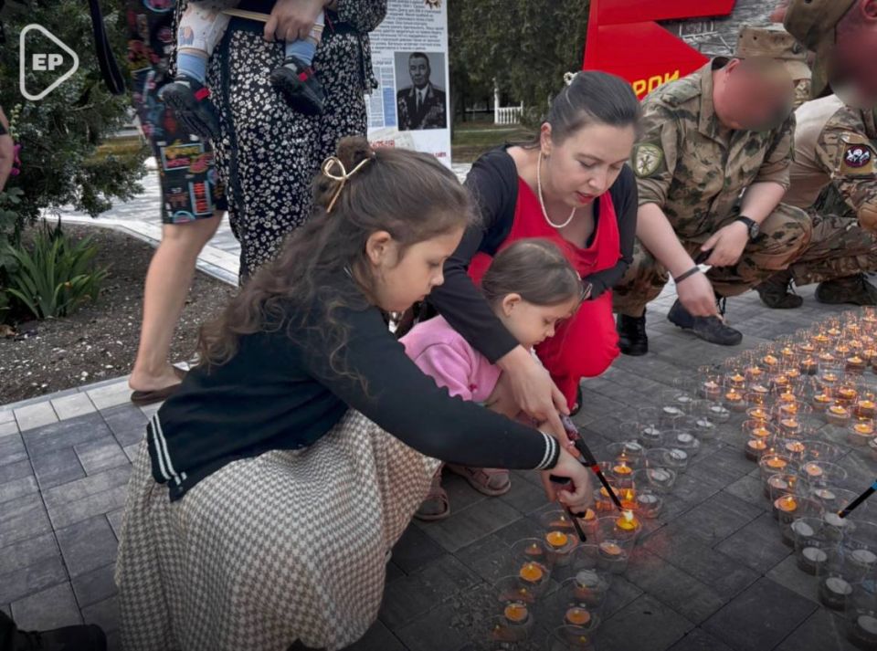 2000 свечей в память о погибших в Великую Отечественную войну защитниках Отечества и мирных жителях зажгли в Геническе волонтеры «Единой России» и участники СВО 2000 свечей в память о погибших в Великую Отечественную войну защитниках Отечества и мирных жителях зажгли в Геническе волонтеры «Единой России» и участники СВО