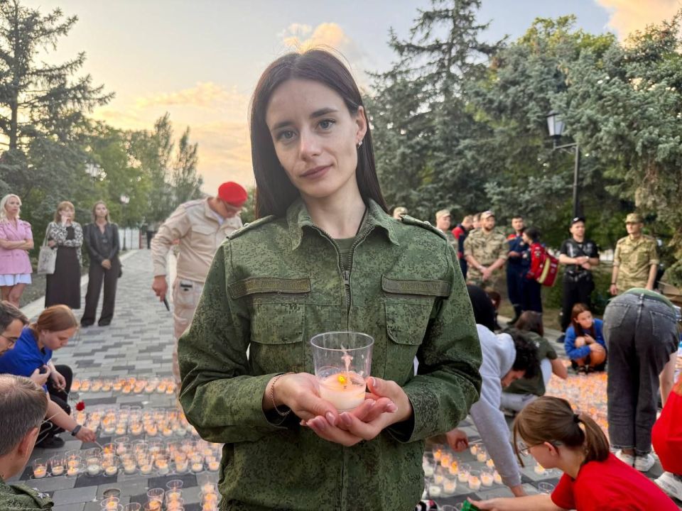 Офицеры следственного управления приняли участие в акции «Свеча Памяти» в городе Геническе Офицеры следственного управления приняли участие в акции «Свеча Памяти» в городе Геническе