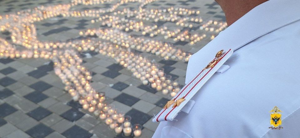 Сотрудники полиции Херсонской области присоединились к акции «Свеча памяти» Сотрудники полиции Херсонской области присоединились к акции «Свеча памяти»