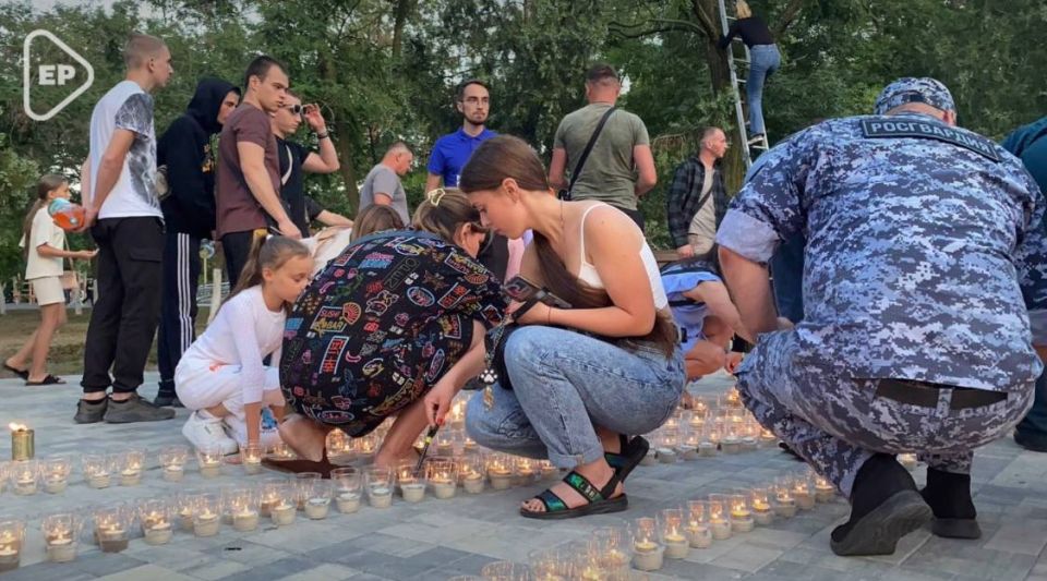 2000 свечей в память о погибших в Великую Отечественную войну защитниках Отечества и мирных жителях зажгли в Геническе волонтеры «Единой России» и участники СВО 2000 свечей в память о погибших в Великую Отечественную войну защитниках Отечества и мирных жителях зажгли в Геническе волонтеры «Единой России» и участники СВО