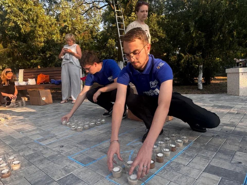 В Геническе зажгли свыше двух тысяч свечей ко Дню памяти и скорби В Геническе зажгли свыше двух тысяч свечей ко Дню памяти и скорби