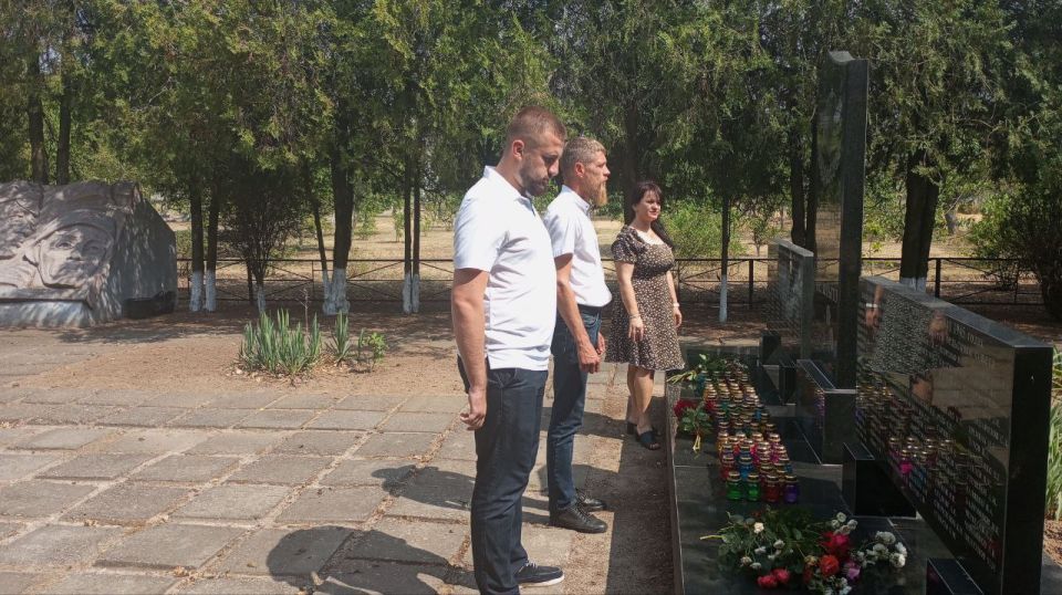 У мемориала воинской Славы в Малокаховке прошла акция «Свеча памяти»