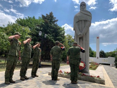 Владимир Сальдо: В День памяти и скорби военнослужащие Военной комендатуры Херсонской области почтили память героев Великой Отечественной