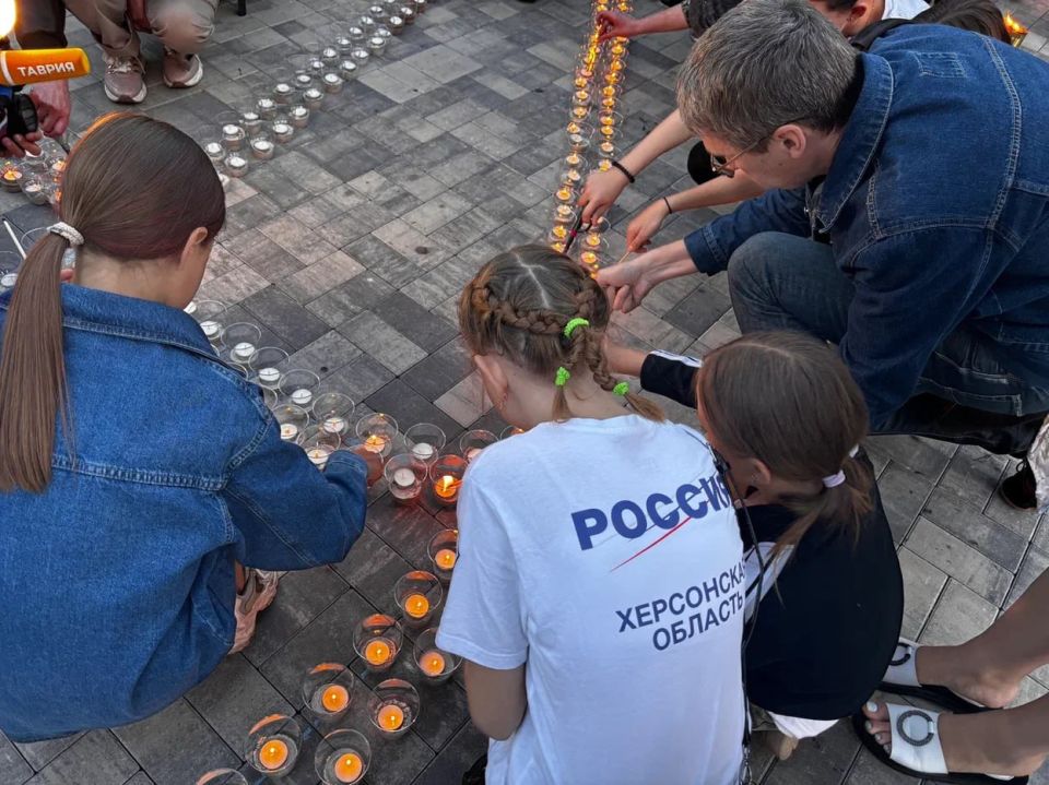 В Геническе зажгли свыше двух тысяч свечей ко Дню памяти и скорби В Геническе зажгли свыше двух тысяч свечей ко Дню памяти и скорби