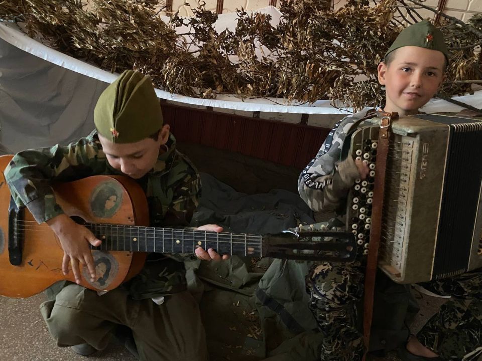 Военными песнями, танцами и стихами отметили День памяти и скорби в селе Семихатка