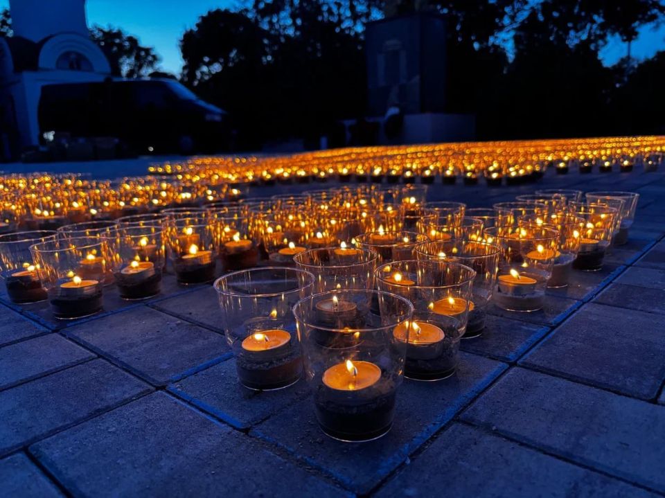 В Геническе зажгли свыше двух тысяч свечей ко Дню памяти и скорби В Геническе зажгли свыше двух тысяч свечей ко Дню памяти и скорби