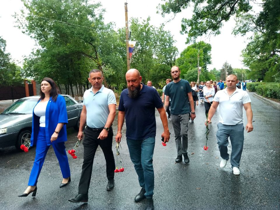 В честь Дня памяти и скорби сотрудники Администрации и Совета депутатов Новотроицкого муниципального округа, а также приглашённые гости почтили память погибших в годы Великой Отечественной войны
