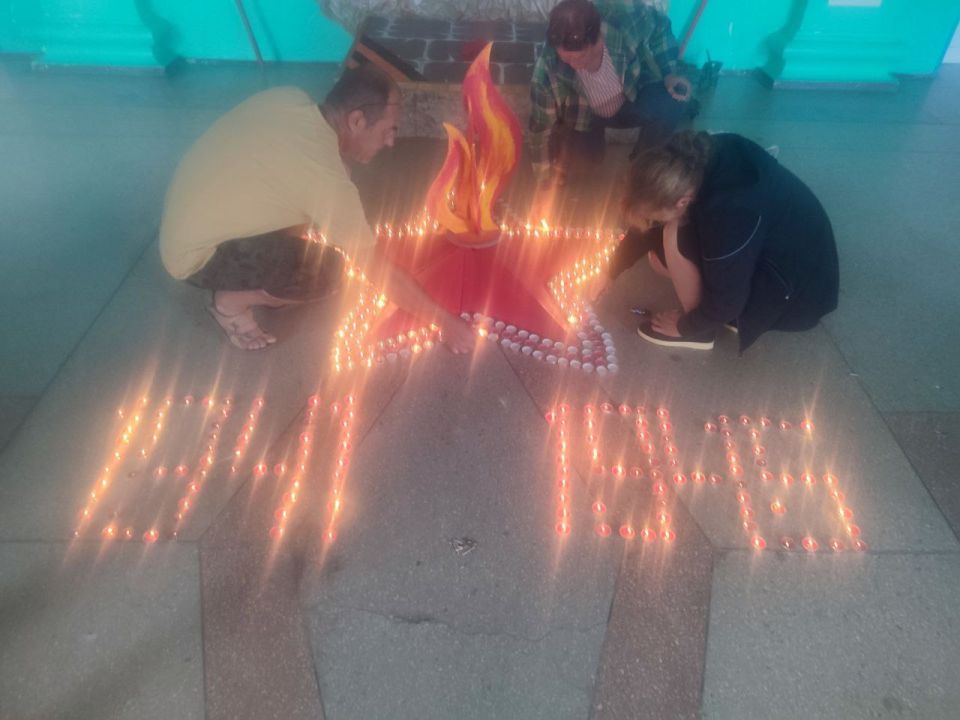 Свеча памяти.. Пускай огонь свечи, как символ веры, Горит о тех, кто предан был без меры, Кто голову сложил за мир земной… Зажжем свечу за вечный их покой… 22 июня, в День памяти и скорби, сотрудники МБУК... Свеча памяти.. Пускай огонь свечи, как символ веры, Горит о тех, кто предан был без меры, Кто голову сложил за мир земной… Зажжем свечу за вечный их покой… 22 июня, в День памяти и скорби, сотрудники МБУК...