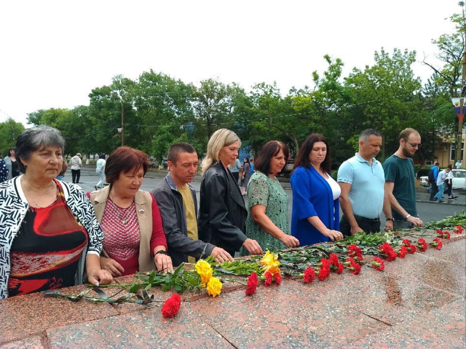 В честь Дня памяти и скорби сотрудники Администрации и Совета депутатов Новотроицкого муниципального округа, а также приглашённые гости почтили память погибших в годы Великой Отечественной войны