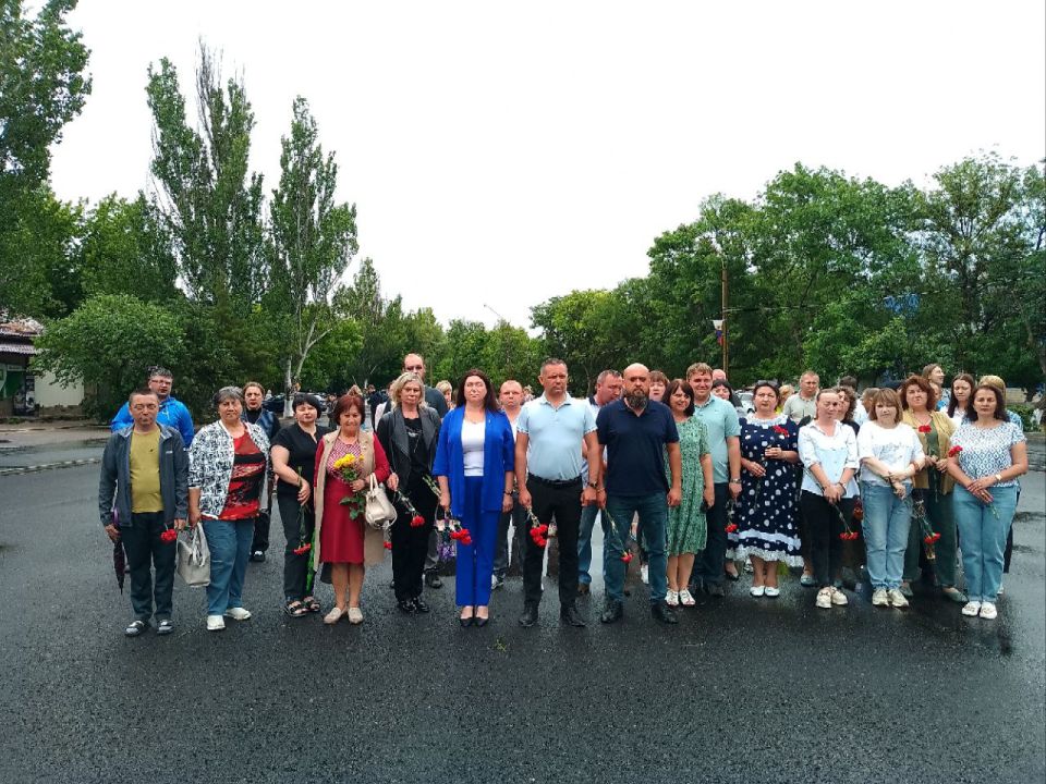 В честь Дня памяти и скорби сотрудники Администрации и Совета депутатов Новотроицкого муниципального округа, а также приглашённые гости почтили память погибших в годы Великой Отечественной войны