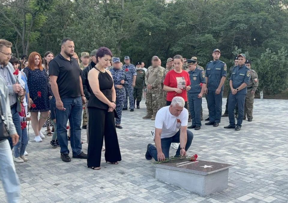 В Геническе зажгли свыше двух тысяч свечей ко Дню памяти и скорби В Геническе зажгли свыше двух тысяч свечей ко Дню памяти и скорби