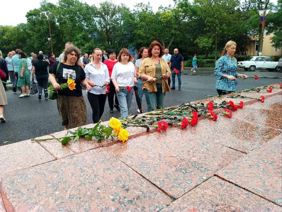 В честь Дня памяти и скорби сотрудники Администрации и Совета депутатов Новотроицкого муниципального округа, а также приглашённые гости почтили память погибших в годы Великой Отечественной войны