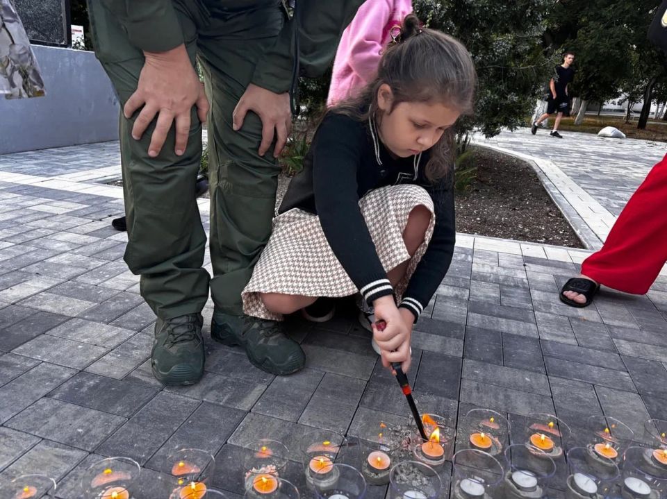 В Геническе зажгли свыше двух тысяч свечей ко Дню памяти и скорби В Геническе зажгли свыше двух тысяч свечей ко Дню памяти и скорби