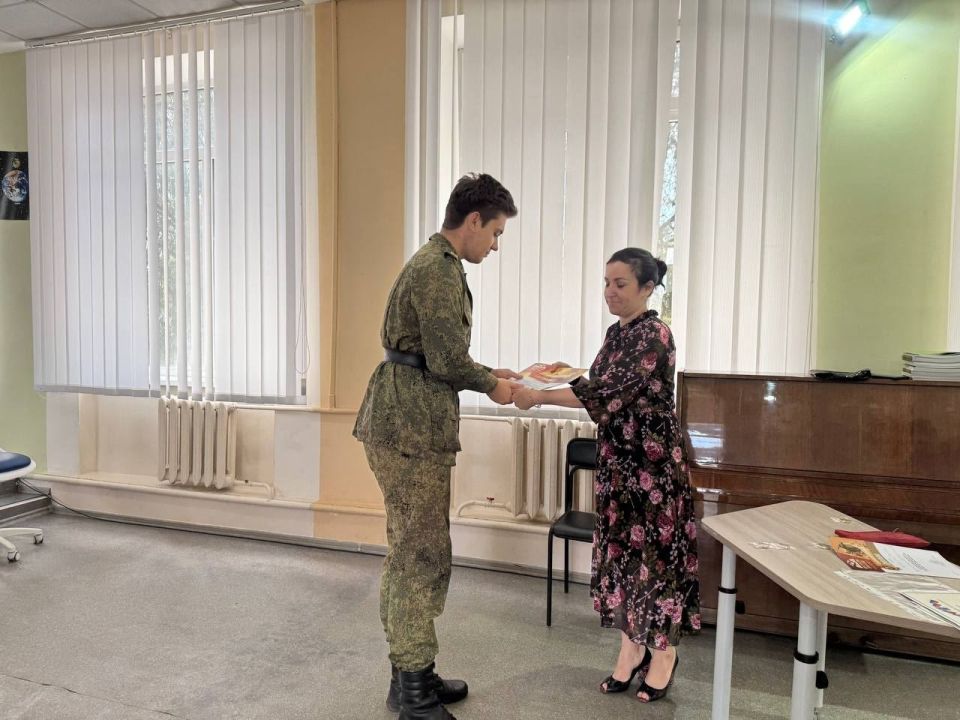 В Скадовской школе №1 торжественно вручили сертификаты учащимся кадетского класса В Скадовской школе №1 торжественно вручили сертификаты учащимся кадетского класса