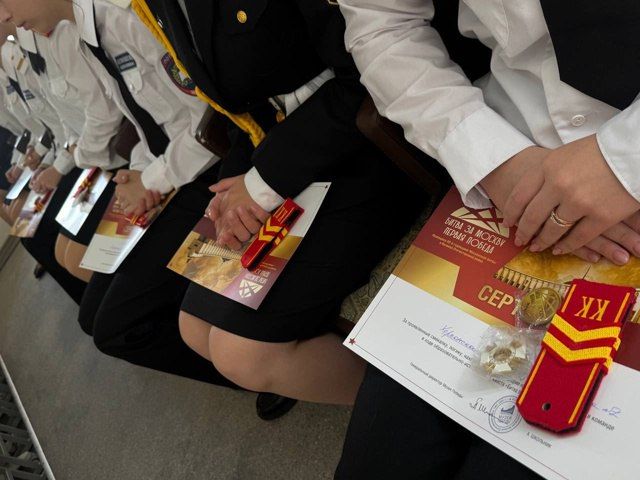 В Скадовской школе №1 торжественно вручили сертификаты учащимся кадетского класса В Скадовской школе №1 торжественно вручили сертификаты учащимся кадетского класса