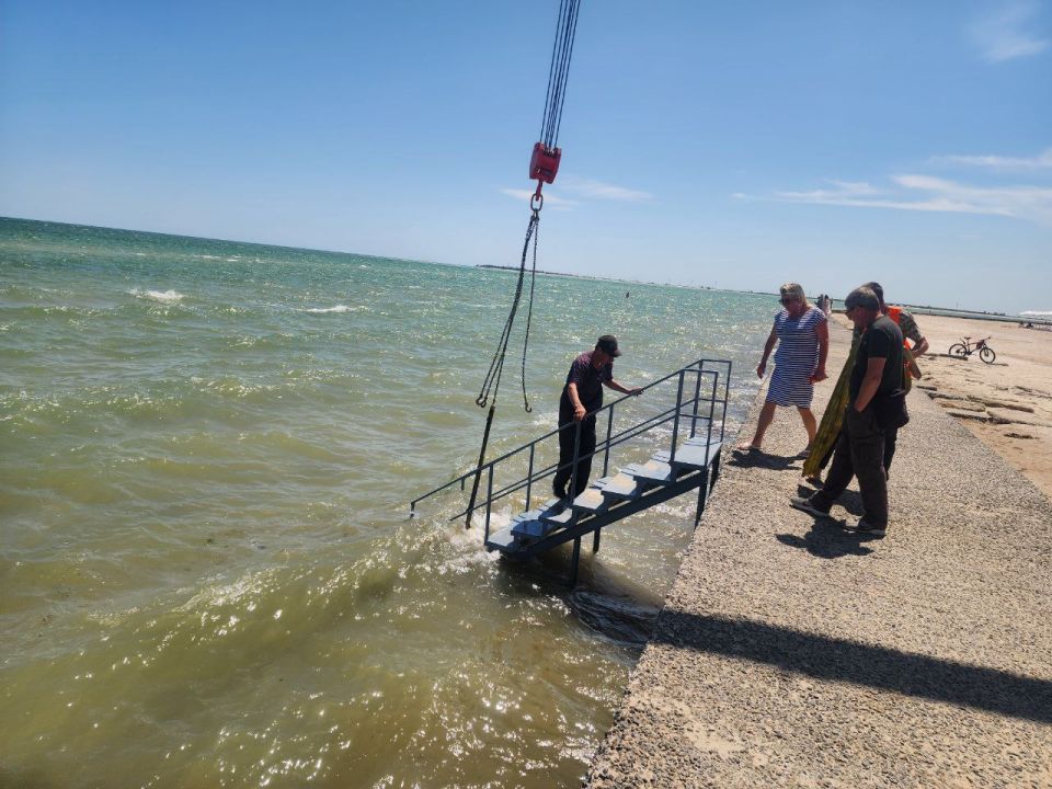 В Геническе устанавливают новые спуски к морю В Геническе устанавливают новые спуски к морю