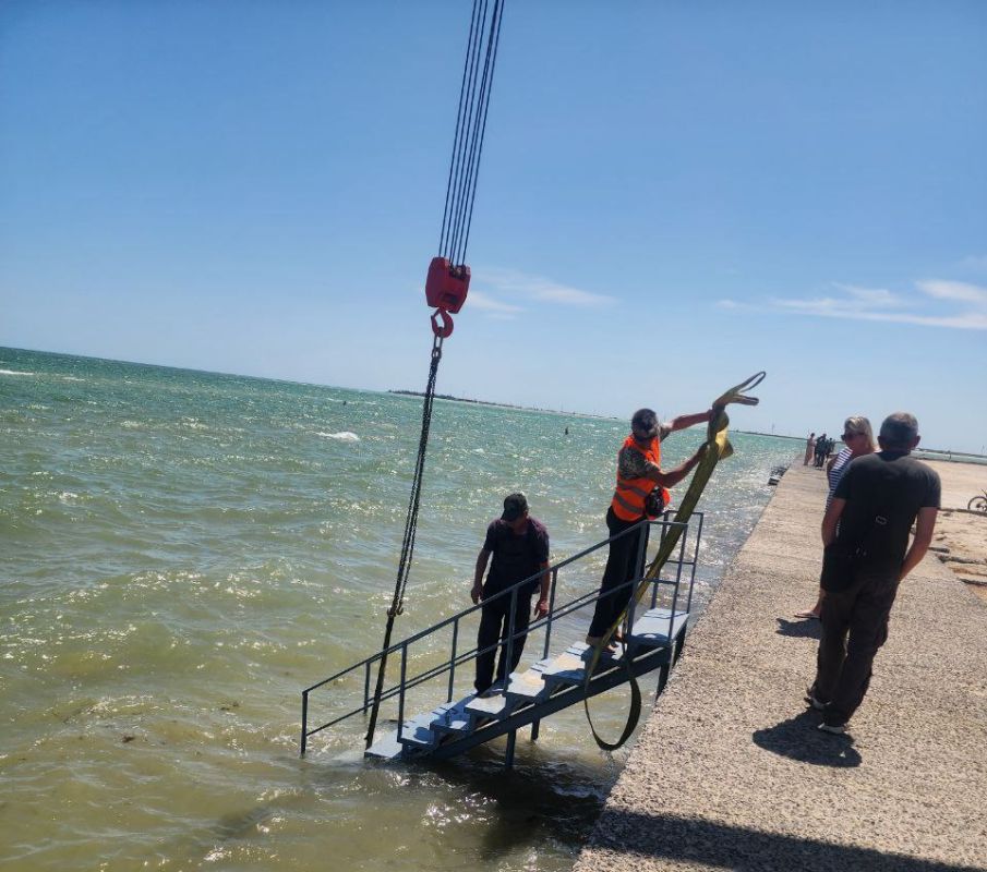 В Геническе устанавливают новые спуски к морю В Геническе устанавливают новые спуски к морю