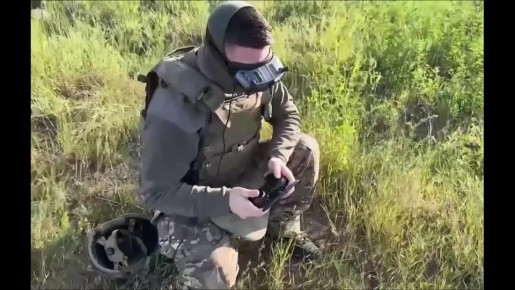 Операторы FPV-дронов группировки «Днепр» наносят точные удары по позициям противника