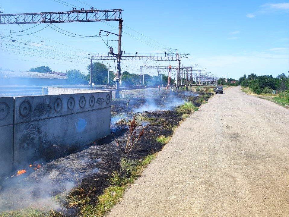 Пожарная бригада Аварийно-спасательной службы «Геническ» оперативно ликвидировала возгорание сухой травы вдоль железнодорожных путей в пгт Новоалексеевка