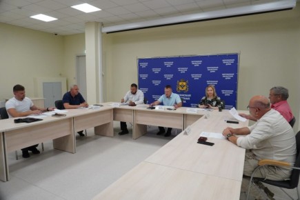 В Херсонской областной Думе прошло заседание Комитета по экономической политике, предпринимательству, промышленности и развитию инфраструктуры по председательством Игоря Щепелина