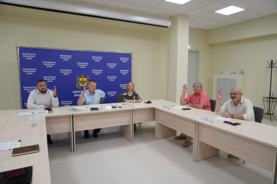 В Херсонской областной Думе прошло заседание Комитета по экономической политике, предпринимательству, промышленности и развитию инфраструктуры по председательством Игоря Щепелина В Херсонской областной Думе прошло заседание Комитета по экономической политике, предпринимательству, промышленности и развитию инфраструктуры по председательством Игоря Щепелина