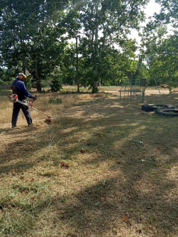 В территориальных управлениях округа город Новая Каховка проходит покос сухостоя