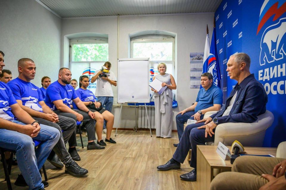Открытый диалог: Губернатор Херсонской области Владимир Сальдо встретился с активистами «Молодой Гвардии Единой России» в преддверии Дня молодёжи России Открытый диалог: Губернатор Херсонской области Владимир Сальдо встретился с активистами «Молодой Гвардии Единой России» в преддверии Дня молодёжи России