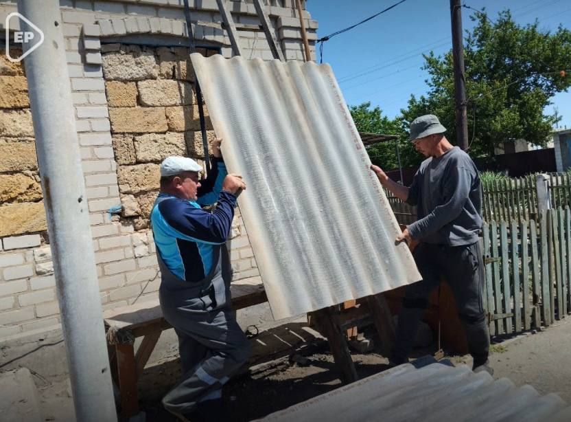 «Единая Россия» помогла жительнице Херсонской области, чьё жильё пострадало от атаки ВСУ
