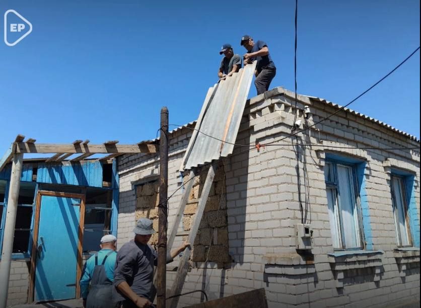 «Единая Россия» помогла жительнице Херсонской области, чьё жильё пострадало от атаки ВСУ