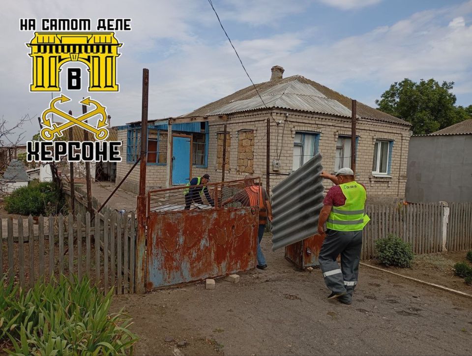 Сельчанам из Ровного, чьи дома пострадали из-за удара вражеского беспилотника, помогают восстановить их жилища Сельчанам из Ровного, чьи дома пострадали из-за удара вражеского беспилотника, помогают восстановить их жилища