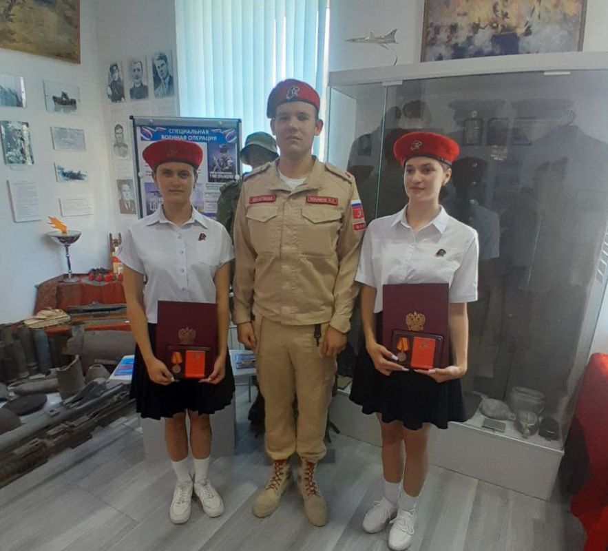 Александр Дудка: Школьницы Скадовска отмечены знаком "Юнармейская доблесть" Александр Дудка: Школьницы Скадовска отмечены знаком "Юнармейская доблесть"