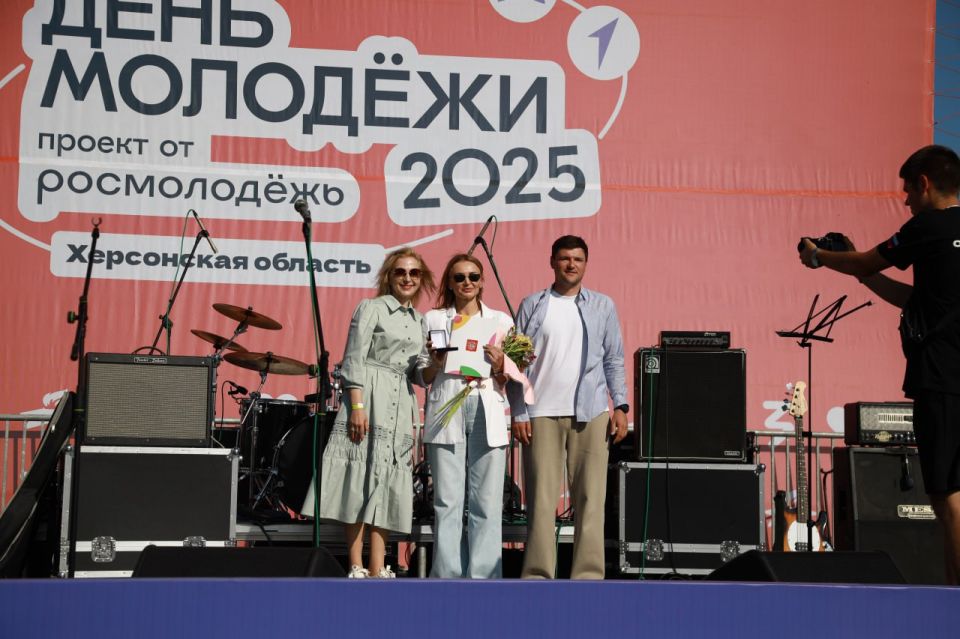 С Днём молодежи!. 27 июня молодёжь Херсонщины собралась на Геническом пляже, чтобы отметить свой главный праздник – День молодёжи С Днём молодежи!. 27 июня молодёжь Херсонщины собралась на Геническом пляже, чтобы отметить свой главный праздник – День молодёжи