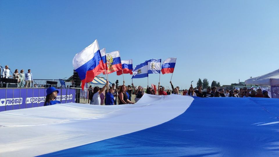 Молодёжь Чаплинского муниципального округа с энтузиазмом приняла участие в молодежном фестивале "День молодёжи двух морей" Молодёжь Чаплинского муниципального округа с энтузиазмом приняла участие в молодежном фестивале "День молодёжи двух морей"