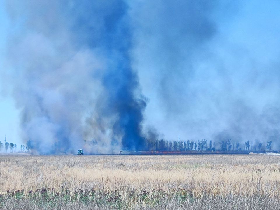В Архангельской Слободе местный фермер совместно с участниками специальной военной операции ликвидировал пожар на поле В Архангельской Слободе местный фермер совместно с участниками специальной военной операции ликвидировал пожар на поле