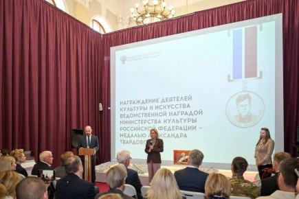 Министр культуры Ольга Любимова вручила медаль Александра Твардовского народному артисту России Сергею Гармашу