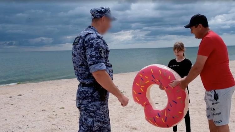 Уносило далеко в море на надувном круге: Боец Росгвардии спас девочку в Херсонской области Уносило далеко в море на надувном круге: Боец Росгвардии спас девочку в Херсонской области