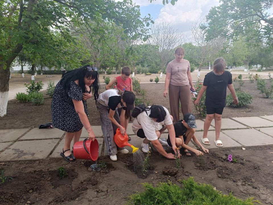 Молодежь Нижнесерогозского округа приняла участие в экологической акции "Посади цветок — укрась планету" Молодежь Нижнесерогозского округа приняла участие в экологической акции "Посади цветок — укрась планету"