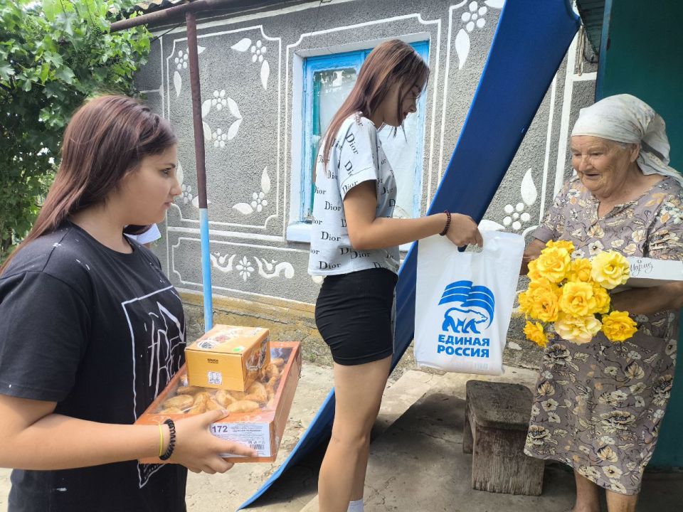 Школьники Константиновской школы совместно с "Единой Россией" поздравили с 94-летием ветерана Великой Отечественной войны Школьники Константиновской школы совместно с "Единой Россией" поздравили с 94-летием ветерана Великой Отечественной войны