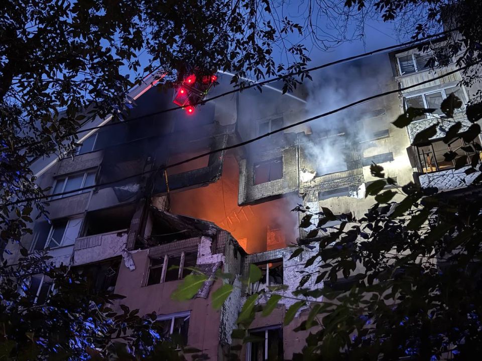 Ночью прилетело по Одессе: повреждена многоэтажка, есть пострадавшие — укрСМИ Ночью прилетело по Одессе: повреждена многоэтажка, есть пострадавшие — укрСМИ