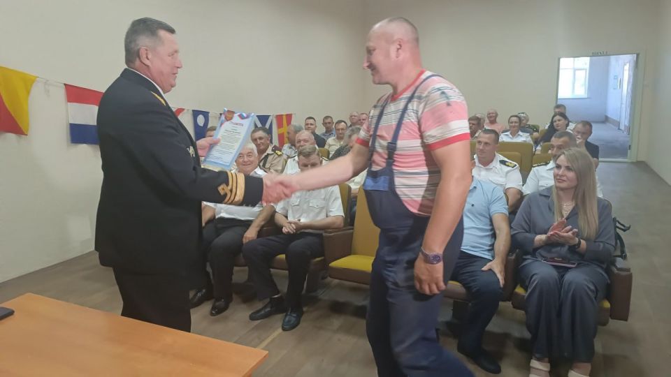 Скадовских портовиков поздравили с профессиональным праздником Скадовских портовиков поздравили с профессиональным праздником