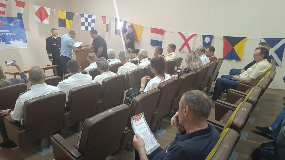 Скадовских портовиков поздравили с профессиональным праздником Скадовских портовиков поздравили с профессиональным праздником