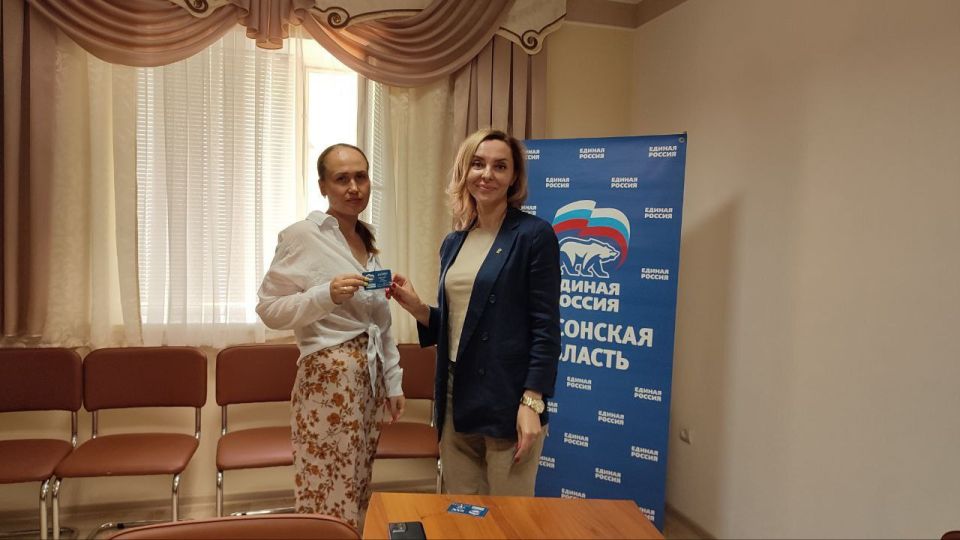 Ольга Осипенко: Вручила партийные билеты «Единой России» в Горностаевке Новотроицкого округа Ольга Осипенко: Вручила партийные билеты «Единой России» в Горностаевке Новотроицкого округа