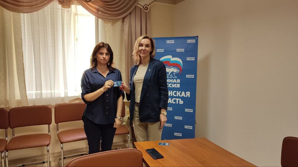 Ольга Осипенко: Вручила партийные билеты «Единой России» в Горностаевке Новотроицкого округа Ольга Осипенко: Вручила партийные билеты «Единой России» в Горностаевке Новотроицкого округа