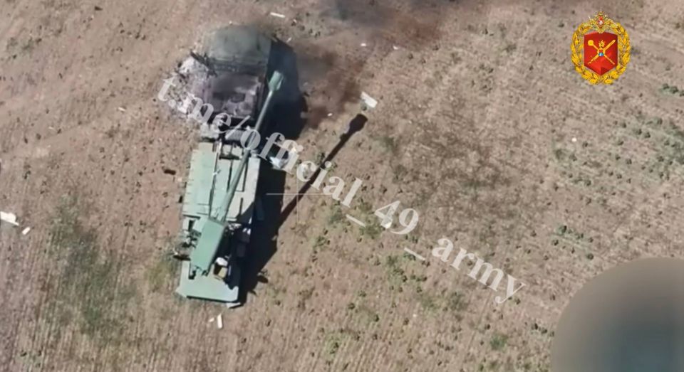 Уничтожение FPV-дроном 155-мм САУ «Богдана» на шасси Tatra Phoenix в Херсонской области Уничтожение FPV-дроном 155-мм САУ «Богдана» на шасси Tatra Phoenix в Херсонской области