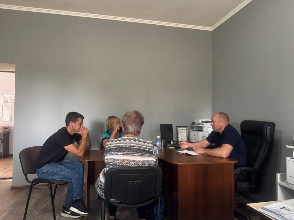 Провёл личный приём граждан в с. Константиновка Горностаевского муниципального округа Провёл личный приём граждан в с. Константиновка Горностаевского муниципального округа
