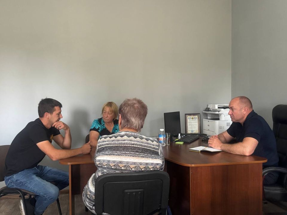 Провёл личный приём граждан в с. Константиновка Горностаевского муниципального округа Провёл личный приём граждан в с. Константиновка Горностаевского муниципального округа