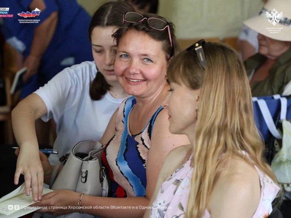 Команда «Россия – страна возможностей» провела ознакомительный тур по президентской платформе для жителей Херсонской области Команда «Россия – страна возможностей» провела ознакомительный тур по президентской платформе для жителей Херсонской области