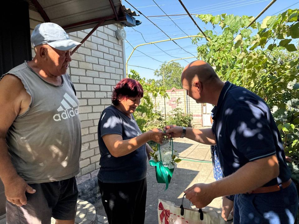 В День семьи, любви и верности депутат от "Единой России" Григорий Тищенко подарил тепло и сердечные поздравления семьям в селах Круглоозерка и Большевик! В День семьи, любви и верности депутат от "Единой России" Григорий Тищенко подарил тепло и сердечные поздравления семьям в селах Круглоозерка и Большевик!